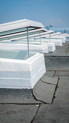Finestra per tetti piani con telaio in plastica