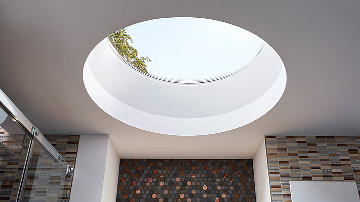 Finestra per tetti piani con telaio in plastica rotonda