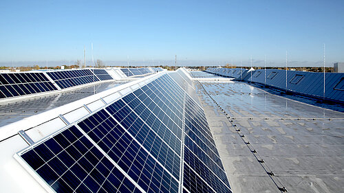 Lucernario continuo con fotovoltaico
