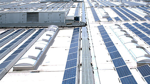 Lucernario continuo con fotovoltaico