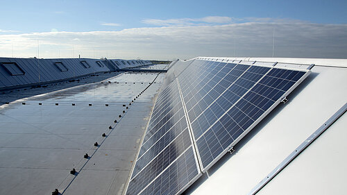 Lucernario continuo con fotovoltaico