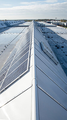 Lucernario continuo con fotovoltaico